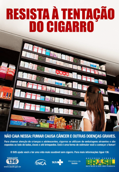 Cartaz do Dia Mundial Sem Tabaco INCA 2013. Display com vários pacotes de cigarros e doces. Uma adolescente olha para os maços de cigarro.